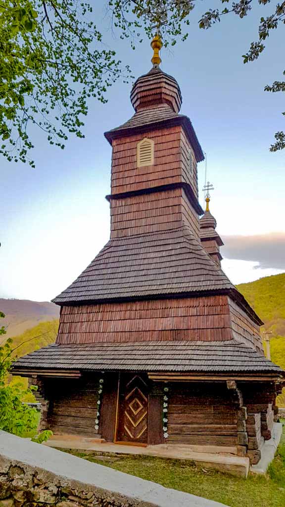 Дерев’яна церква в Лікіцарах