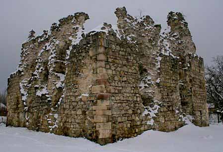 Serednyansky castle in winter