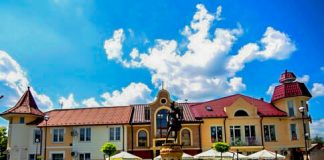 Екскурсія в місті Виноградів Виноградів, фонтан в центрі міста