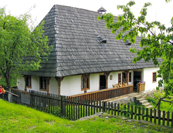 Hütte aus dem Dorf Vyshkovo
