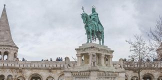Святий Іштван та заснування угорцями держави Статуя Іштвану Святому в Будапешті