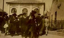 Хасиди біля синагоги в Ужгороді