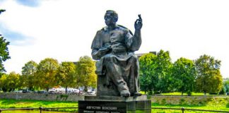Августин Волошин Пам'ятник Августину Волошину в Ужгороді