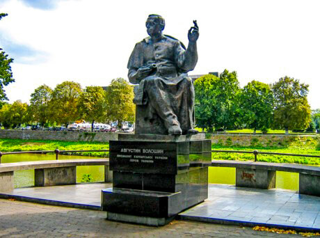 Пам'ятник Августину Волошину в Ужгороді