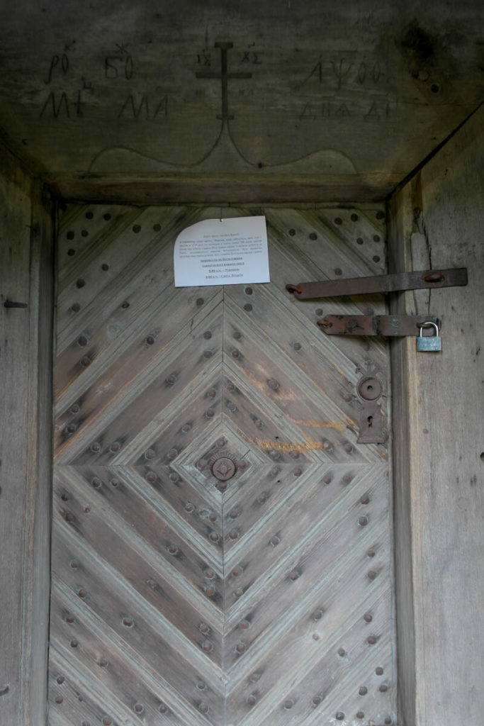 Деревянная дверь старой церкви
