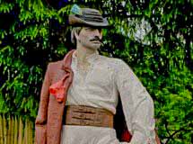 Микола Шугай останній Робін Гуд Карпат Скульптура Миколи Шугая в Колочаві