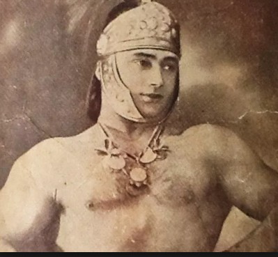 Фото Івана Фірцака в образі античного героя Кротона