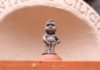 Mini-Skulptur ” in einem Schritt Weg von Europa» Mini-Skulptur von Transkarpatien Manneken Pis