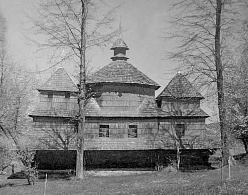 Церква святого Миколая в селі Гусний з дерев'яним дахом