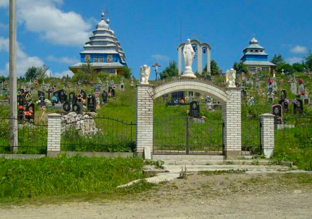 Цвинтар біля церкви в селі Задільському