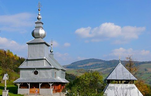 Котельницький храм на фоні гір