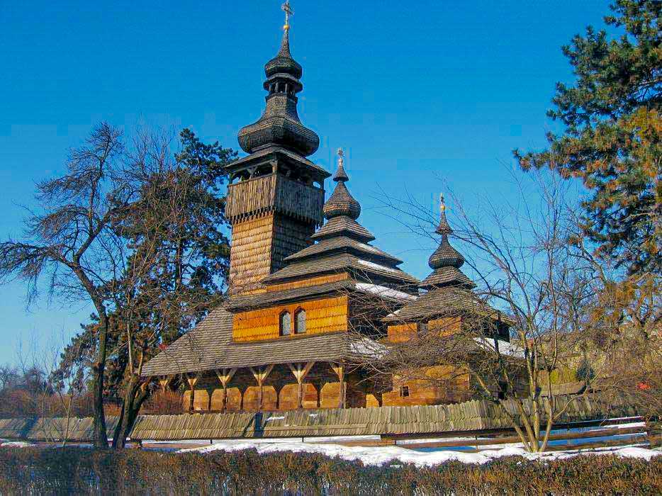 Die hölzerne Kirche mit dem Dorf Schelestowo