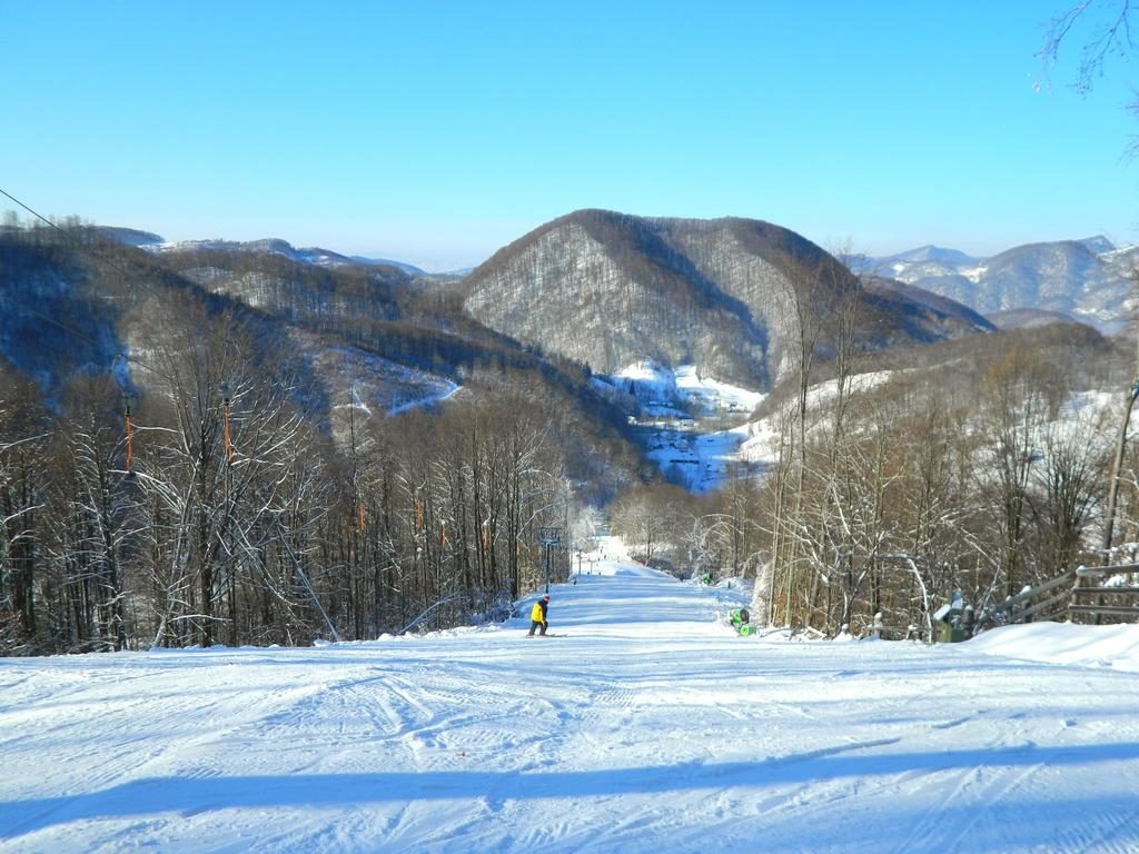 Гірськолижний спуск в селі Калини