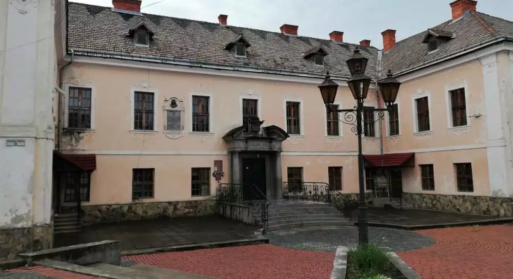 Художня школа в старовинній будівлі (Мукачево)