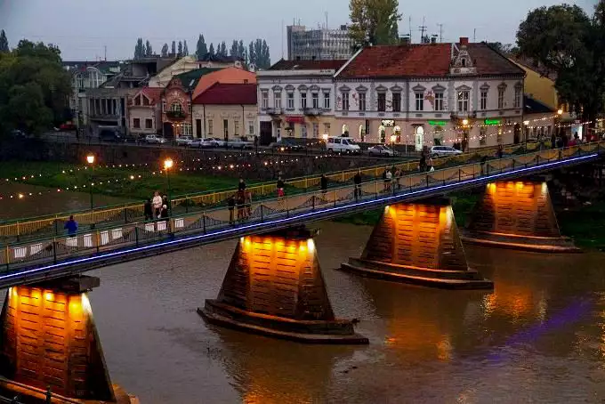 Пішохідний міст в Ужгороді
