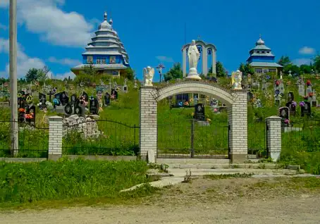 Цвинтар біля церкви в селі Задільському