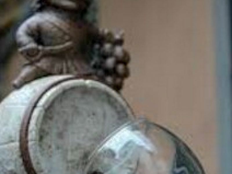 Міні-скульптура Петра 1 наливає вино