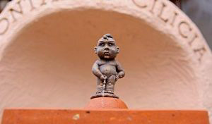 Міні-скульптура Закарпатського Маннекен піс