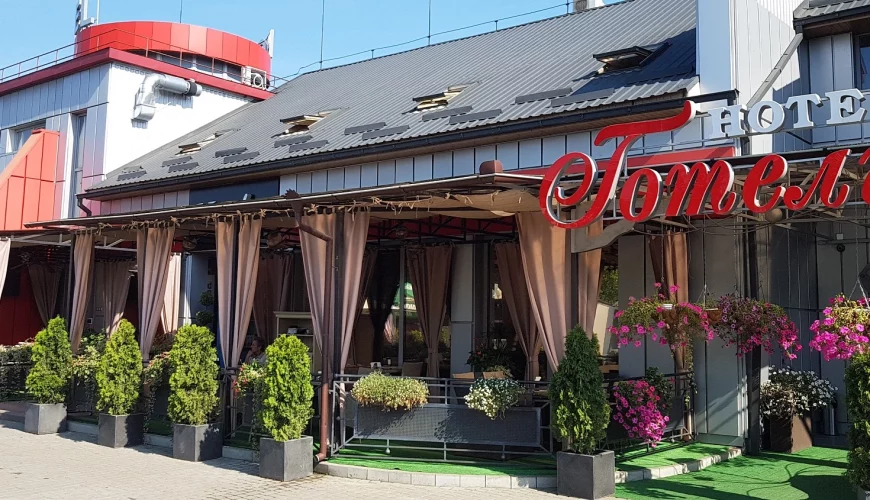 Готелі в Ізі