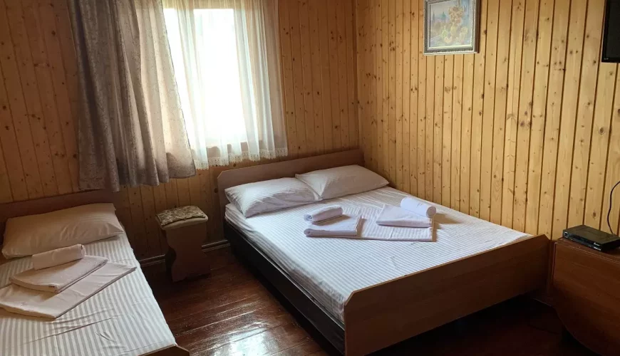 Тримісний економ у садибі Мімоза