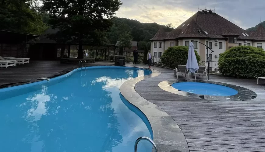 Готелі з басейном