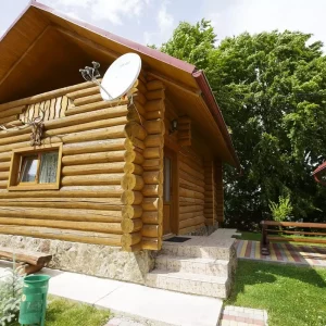 Дерев'яний котедж в готелі Лісова Казка