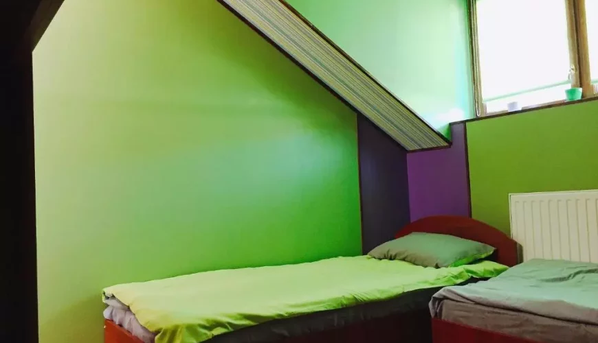 Ліжко в чотиримісному номері у хостелі «Vokzal» в Мукачево