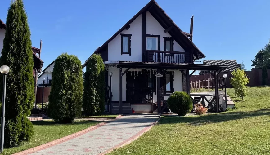 Садиби та котеджі у Яблуниці