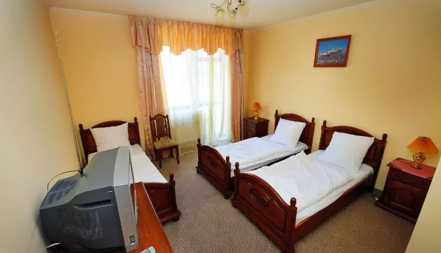 Тримісний номер у готелі «Червона Гора» (Мукачево)