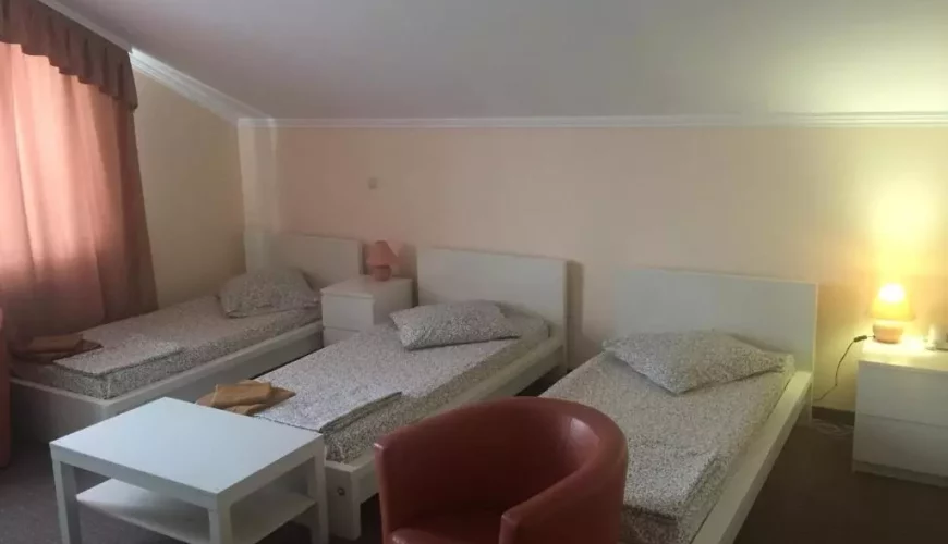 Тримісний номер у готелі «L&M» (Мукачево)