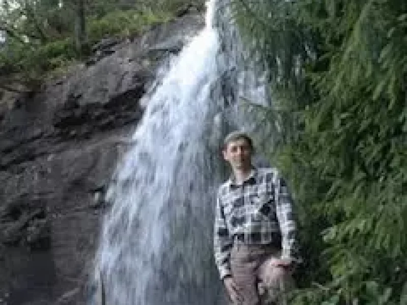 Ігор Данчевський на фоні водоспаду “Юнтур”