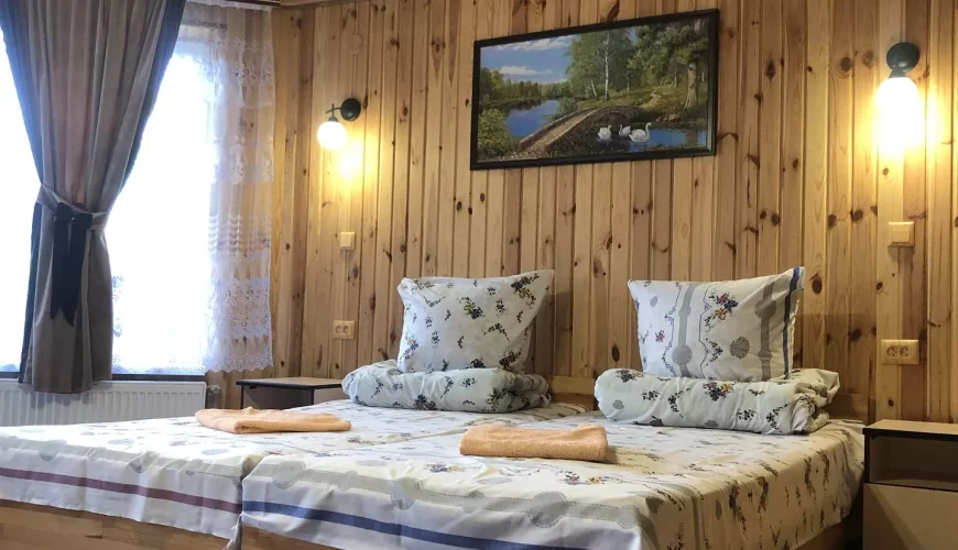 Двомісний номер у готельно-ресторанному комплексі «У Лева» в Пилипці