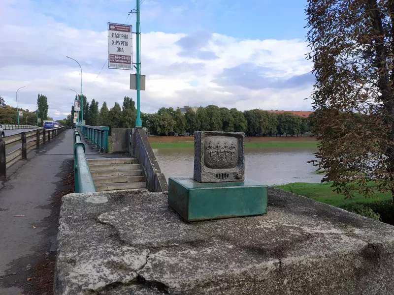 Міні-скульптура «Лебедине озеро» в Ужгороді