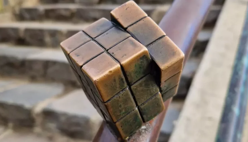 Міні-скульптура "Кубик Рубіка" в Ужгороді