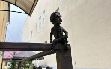 Міні-скульптура Вольфганга Амадея Моцарта в Ужгороді
