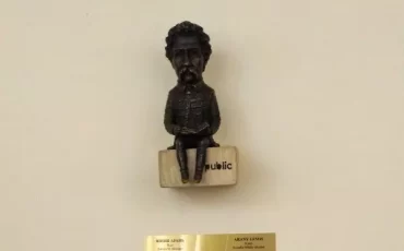 Міні-скульптура «Янош Арань» в Ужгороді