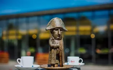 Міні-скульптура «Наполеон» в Ужгороді