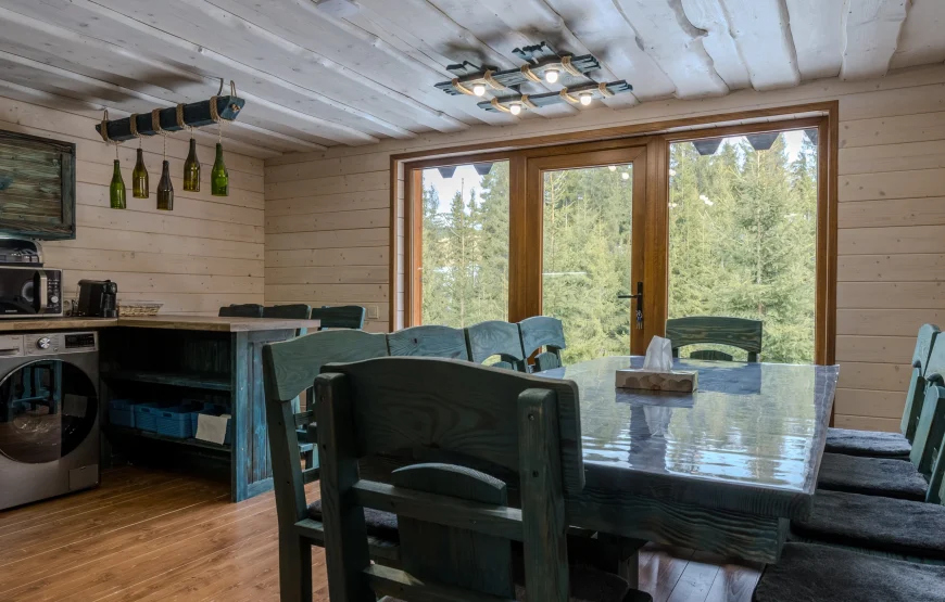 SPADOK Forest Villas — a large cottage near Synevyr that sleeps 13